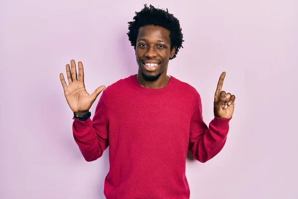 Молодой Африканский Американец Повседневной Одежде Показывает Показывает Пальцами Номер Шесть — стоковое фото
