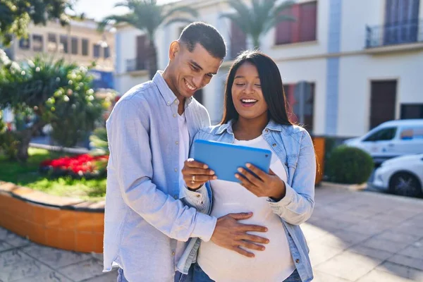 Junges Lateinisches Paar Erwartet Baby Mit Touchpad Park — Stockfoto