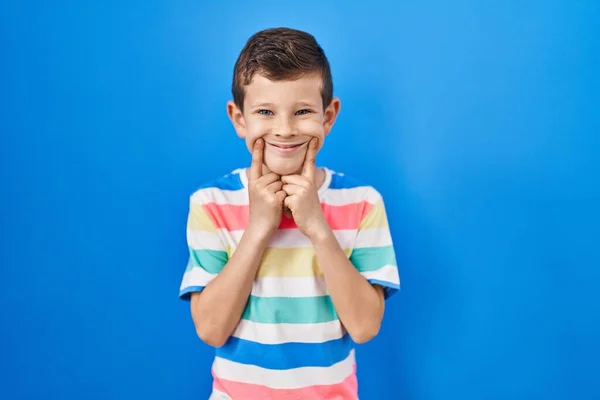 Jovem Caucasiano Sobre Fundo Azul Sorrindo Com Boca Aberta Dedos — Fotografia de Stock
