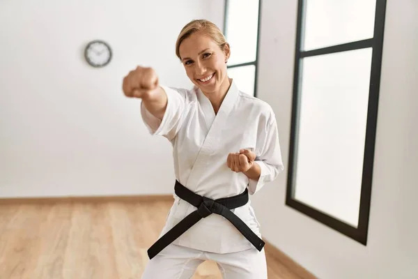 Mujer Caucásica Joven Sonriendo Seguro Karate Entrenamiento Centro Deportivo — Foto de Stock