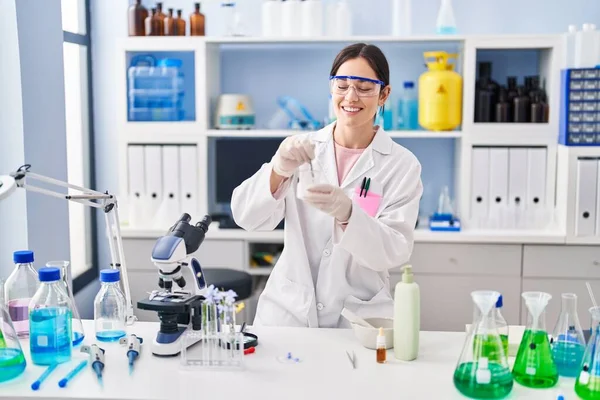 Jovem Mulher Vestindo Uniforme Cientista Trabalhando Laboratório — Fotografia de Stock
