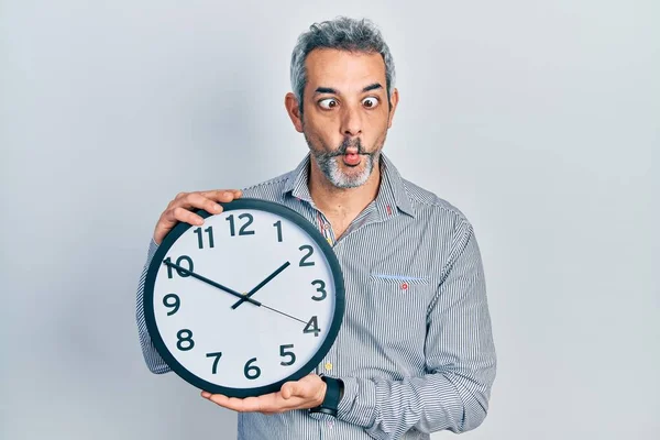 Hombre Guapo Mediana Edad Con Pelo Gris Sosteniendo Gran Reloj —  Fotos de Stock