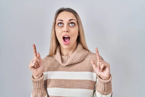 Jonge Blonde Vrouw Draagt Coltrui Geïsoleerde Achtergrond Verbaasd Verrast Omhoog — Stockfoto