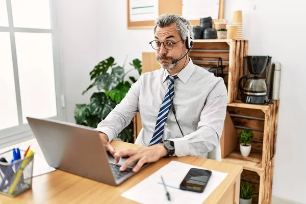 Hombre Negocios Hispano Mediana Edad Que Trabaja Oficina Con Auriculares —  Fotos de Stock