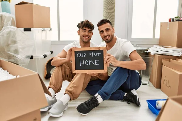 Dois Homens Hispânicos Casal Sorrindo Confiante Segurando Nossa Primeira Casa — Fotografia de Stock