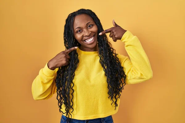 African Woman Standing Yellow Background Smiling Cheerful Showing Pointing Fingers — стоковое фото