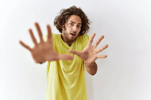 Homem Hispânico Jovem Sobre Fundo Isolado Com Medo Aterrorizado Com — Fotografia de Stock