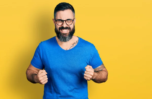 Homme Hispanique Avec Barbe Portant Shirt Décontracté Lunettes Excité Pour — Photo