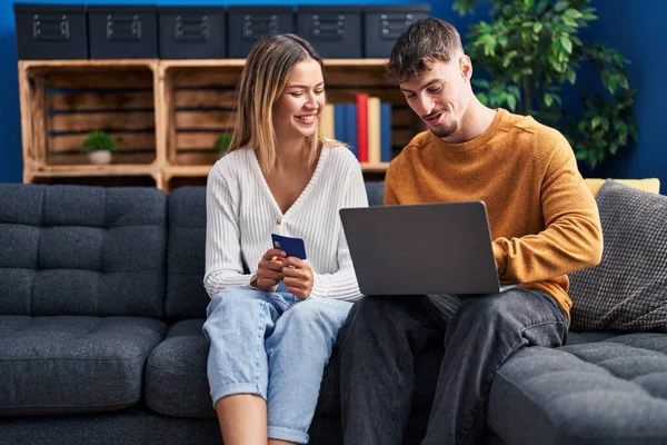 Jovem Casal Usando Laptop Cartão Crédito Sentado Sofá Casa — Fotografia de Stock