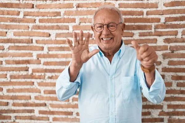 Senior Man Grey Hair Standing Bricks Wall Showing Pointing Fingers — Photo
