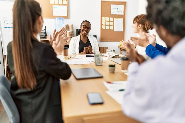 Group Business Workers Smiling Clapping Partner Office — Stock Photo, Image