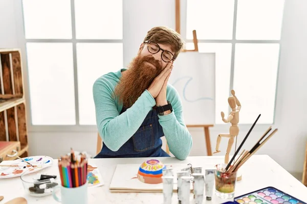 Redhead Man Long Beard Painting Clay Bowl Art Studio Sleeping — 图库照片