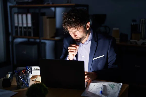 Geceleri Ofiste Çalışan Spanyol Genç Adam Kendini Iyi Hissetmiyor Soğuk — Stok fotoğraf