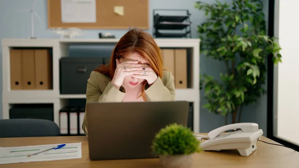 Young Redhead Woman Business Worker Stressed Using Laptop Working Office — Foto Stock