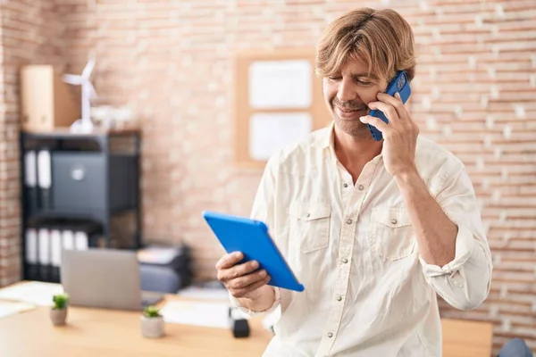 Ung Man Företagare Med Pekplatta Talar Smartphone Kontoret — Stockfoto