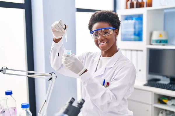 Mujer Afroamericana Vistiendo Uniforme Científico Midiendo Líquido Laboratorio —  Fotos de Stock