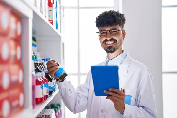 Young Hispanic Man Pharmacist Organize Shelving Using Touchpad Pharmacy — 图库照片