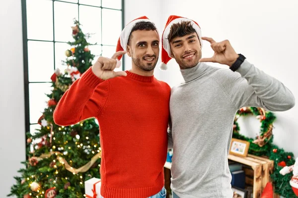 Jeune Couple Gay Debout Près Arbre Noël Portant Chapeau Sourire — Photo