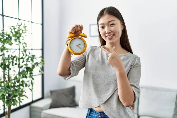 Junge Asiatin Mit Wecker Lächelt Glücklich Und Zeigt Mit Hand — Stockfoto