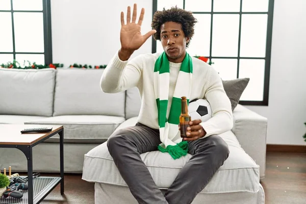 Joven Afroamericano Hombre Fútbol Hooligan Beber Cerveza Animando Juego Con —  Fotos de Stock