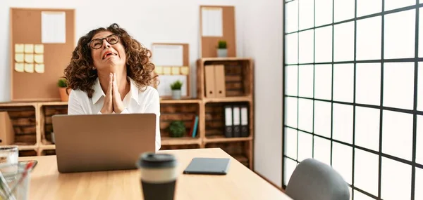 Middle Age Hispanic Woman Working Office Wearing Glasses Begging Praying — Stockfoto