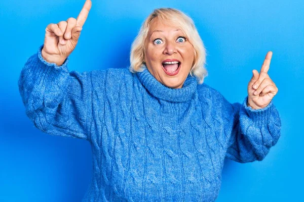 Middle Age Blonde Woman Wearing Casual Clothes Smiling Amazed Surprised — Stockfoto