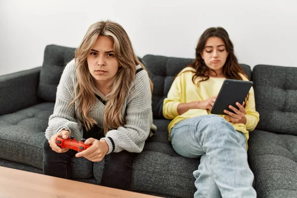 Ciddi Ifadeleri Olan Video Oyunu Oynayan Evde Touchpad Kullanan Genç — Stok fotoğraf