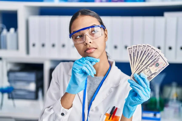 Mujer Brasileña Joven Que Trabaja Laboratorio Científico Sosteniendo Dinero Cara — Foto de Stock