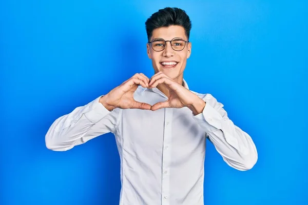 Молодий Іспаномовний Чоловік Повсякденному Одязі Окулярах Посміхається Любові Демонструючи Серцевий — стокове фото