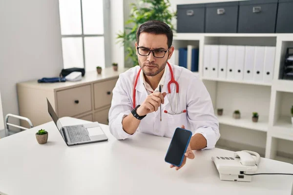 Doktor Üniforması Giyen Genç Spanyol Adam Klinikte Tıbbi Akıllı Telefon — Stok fotoğraf