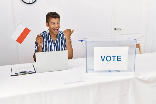 Joven Hombre Hispano Guapo Las Elecciones Campaña Política Sosteniendo Bandera — Foto de Stock