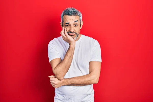 Hombre Guapo Mediana Edad Con Pelo Gris Con Camiseta Blanca —  Fotos de Stock