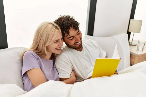Молода Красива Пара Читає Книгу Лежачи Ліжку Вдома — стокове фото