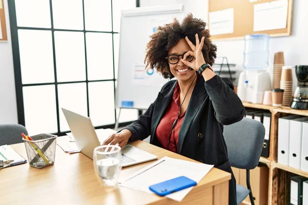 Mujer Afroamericana Con Cabello Afro Trabajando Oficina Con Auriculares Operador —  Fotos de Stock