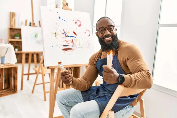 Genç Afrikalı Amerikalı Ressam Sanat Stüdyosunda Mutlu Çizimler Yapıyor — Stok fotoğraf