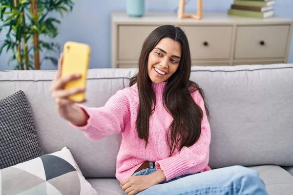 Mladá Hispánka Dělá Selfie Smartphonu Sedí Pohovce Doma — Stock fotografie