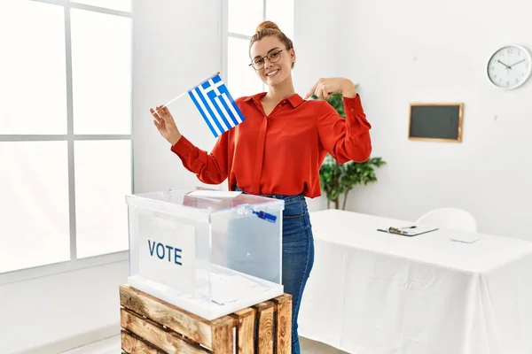 Mladá Bruneta Žena Dává Obálku Hlasovací Urny Drží Řeckou Vlajku — Stock fotografie