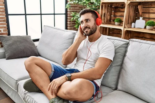 Joven Hombre Hispano Sonriendo Confiado Escuchando Música Casa — Foto de Stock