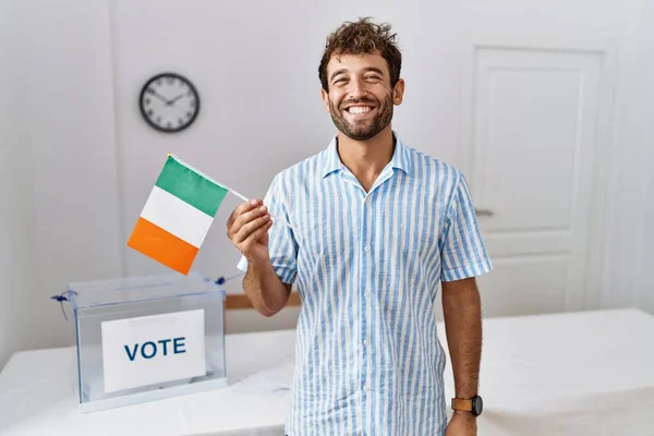 Jonge Knappe Man Bij Politieke Campagneverkiezingen Met Een Ierse Vlag — Stockfoto