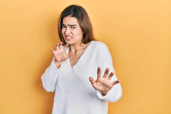 Jong Blank Meisje Draagt Casual Kleding Walgelijke Uitdrukking Ontevreden Angstig — Stockfoto