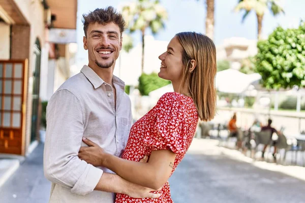 Genç Spanyol Çift Mutlu Bir Şekilde Gülümsüyor Şehirde Birbirlerine Sarılıyorlar — Stok fotoğraf