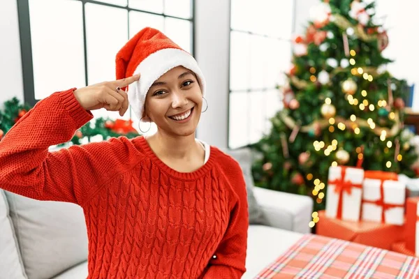 Mulher Hispânica Jovem Com Cabelo Curto Usando Chapéu Natal Sentado — Fotografia de Stock