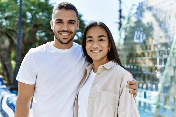 Jovem Casal Latino Sorrindo Feliz Abraçando Cidade — Fotografia de Stock