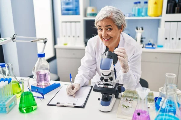 Žena Středního Věku Nosí Vědec Uniformu Pomocí Mikroskopu Laboratoři — Stock fotografie