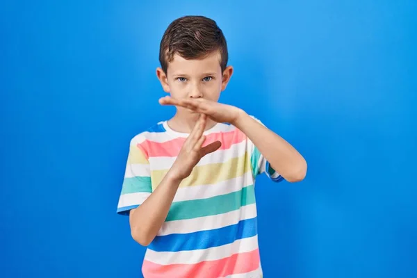 Joven Chico Caucásico Pie Sobre Fondo Azul Haciendo Tiempo Fuera — Foto de Stock