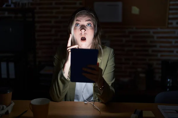 Blonde Caucasian Woman Working Office Night Amazed Surprised Looking Pointing — Stok fotoğraf