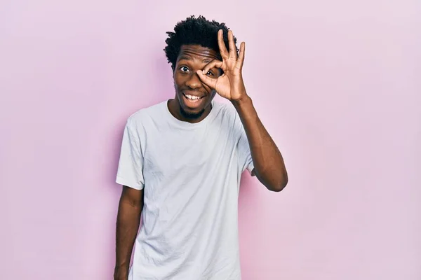 Joven Hombre Afroamericano Vistiendo Camiseta Blanca Casual Haciendo Buen Gesto — Foto de Stock