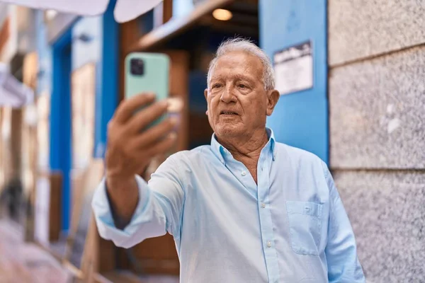 Senior Grey Haired Man Make Selfie Smartphone Street — Fotografia de Stock
