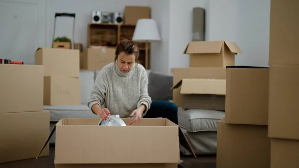 Hispanische Frau Mittleren Alters Packt Paket Neuen Zuhause Aus — Stockfoto