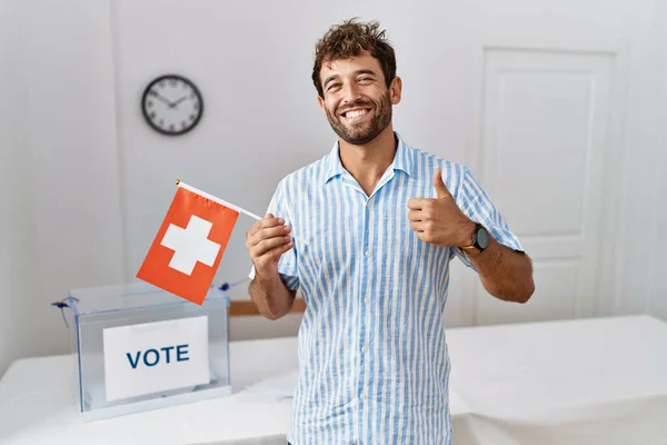 Jovem Homem Bonito Eleição Campanha Política Segurando Bandeira Suíça Sorrindo — Fotografia de Stock